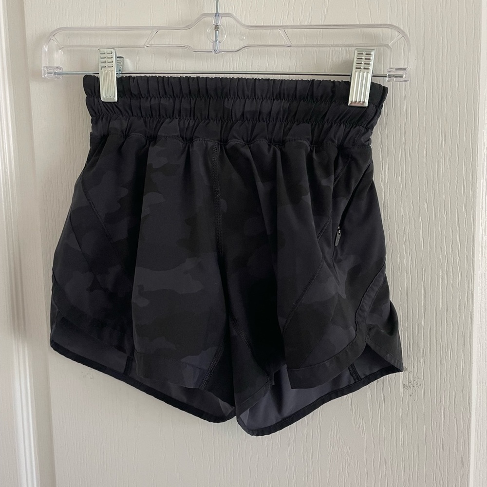 Lululemon black grey camo track that short Sz 0         5 inch